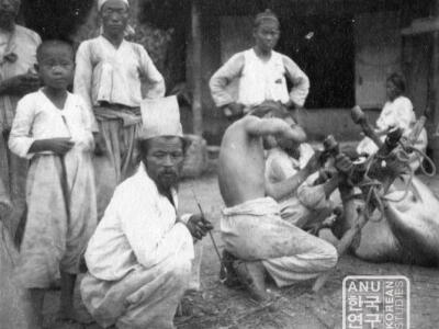 Shoeing a horse ± 1915