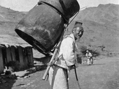 Spirit brewer carrying kettle ± 1915