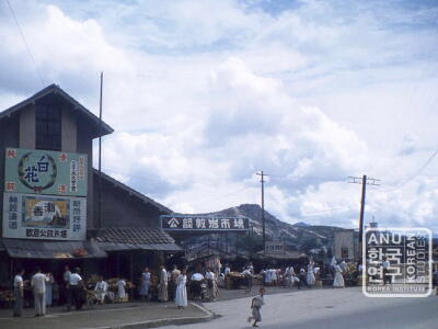 Seoul market near Ch'ônggyech'ôn 1950s