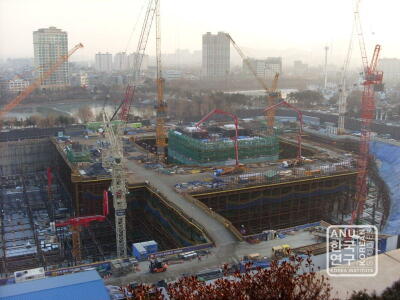 Early construction of Lotte World Tower