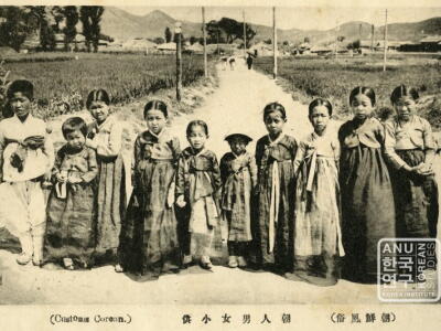 Children posing for Japanese photographer 1930s